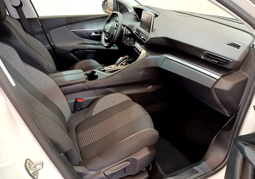 Intérieur avant droit du Peugeot 3008 blanc 2020, sièges tissu gris et tableau de bord avec écran tactile central.