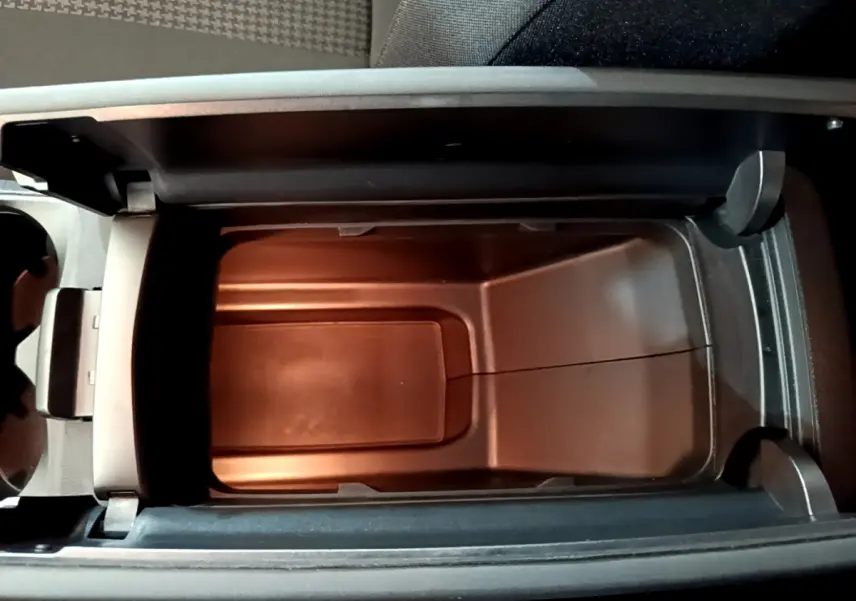 Vue plongeante sur le rangement central intérieur noir du Peugeot 3008 blanc version Active Business 2020