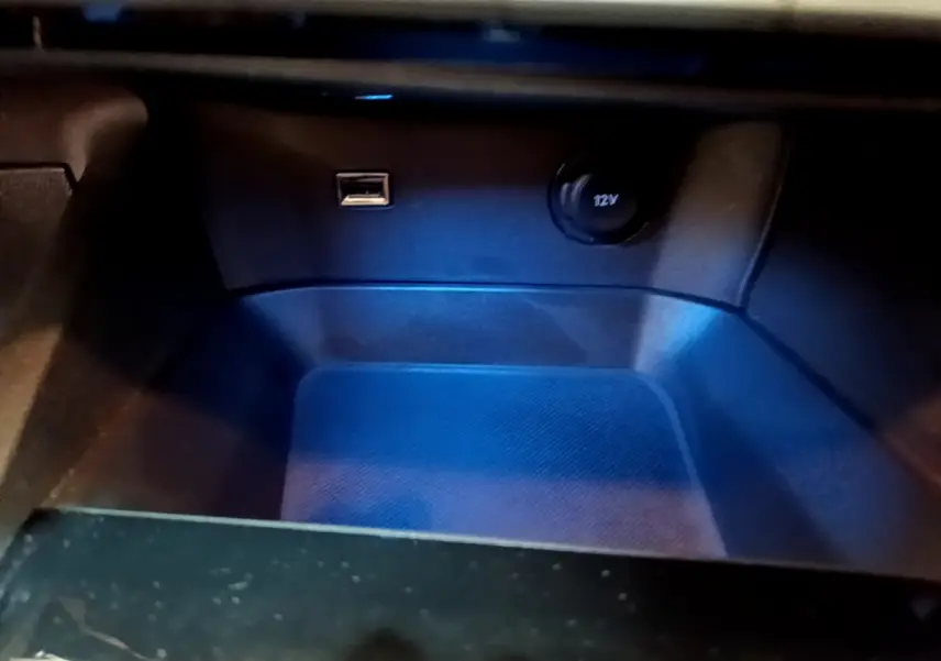 Prise USB et prise 12V dans le rangement central intérieur du Peugeot 3008 blanc version BlueHDi 130 S&S EAT8 Active Business.