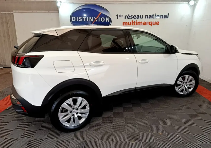 Peugeot 3008 blanc vue de profil côté gauche, avec vitres teintées et jantes alliage en intérieur showroom.
