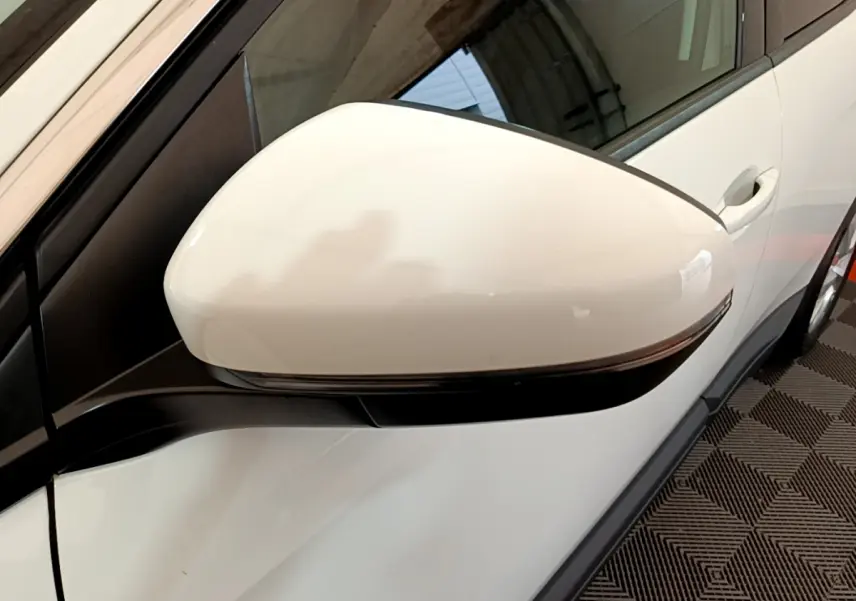 Rétroviseur droit blanc du Peugeot 3008 2020 BlueHDi, avec clignotant intégré sur carrosserie blanche.