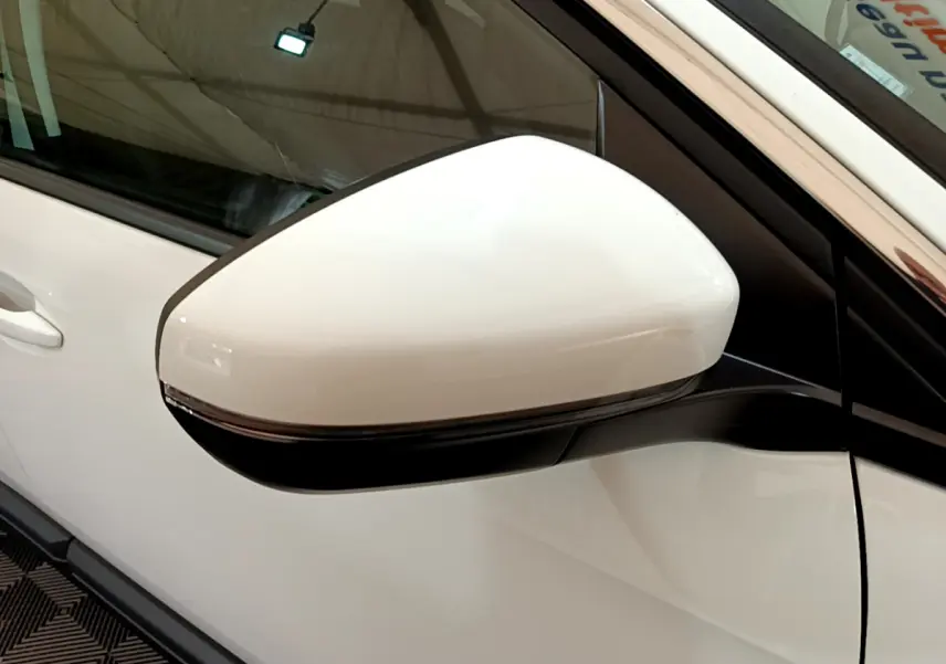 Rétroviseur côté gauche blanc du Peugeot 3008 2020, version Active Business, avec clignotant intégré.