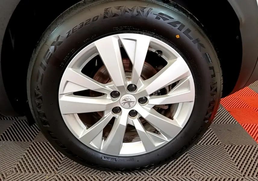 Gros plan sur la jante alliage argentée et pneu Falken du Peugeot 3008 blanc, version BlueHDi 130 de 2020.