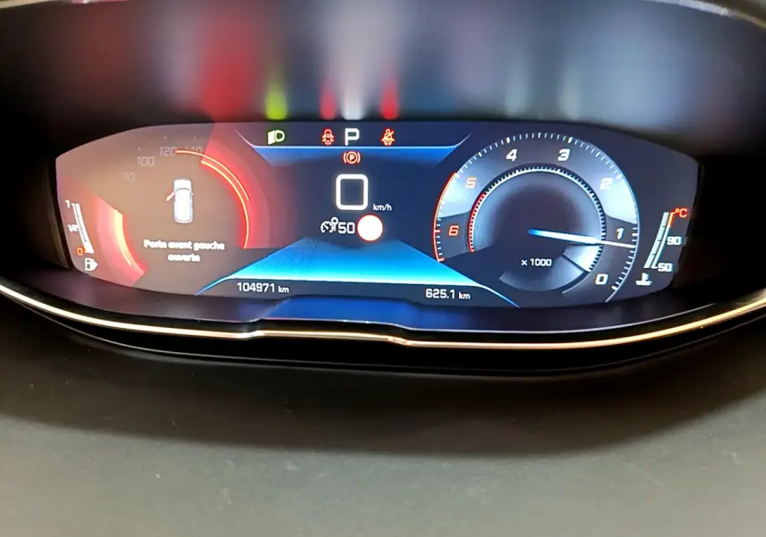 Tableau de bord numérique du Peugeot 3008 2020, affichant la vitesse, le régime moteur et une porte avant gauche ouverte.