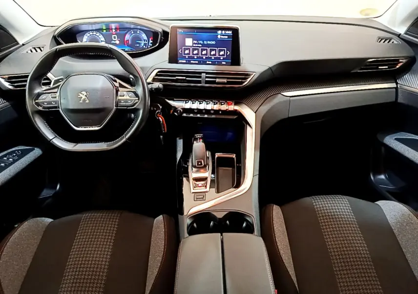 Intérieur du Peugeot 3008 2020 vue avant, tableau de bord noir avec écran tactile et volant cuir multifonctions.