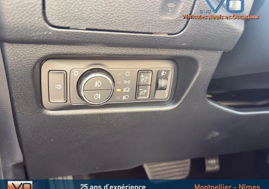 Gros plan sur le panneau de commandes d'éclairage du Ford Ranger noir 2025, intérieur côté conducteur.