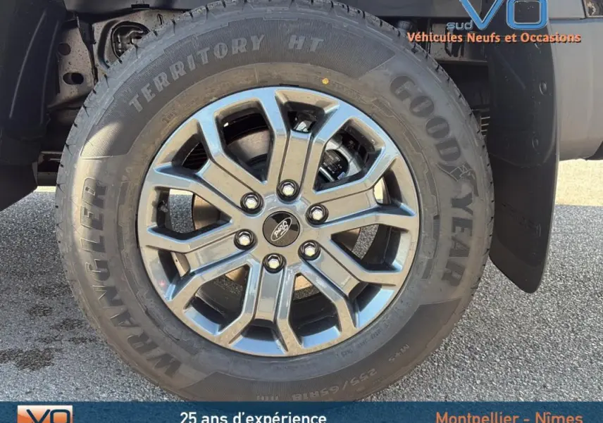 Gros plan sur la roue avant droite du Ford Ranger noir 2025 avec jante alliage 18 pouces et pneu Goodyear Wrangler.
