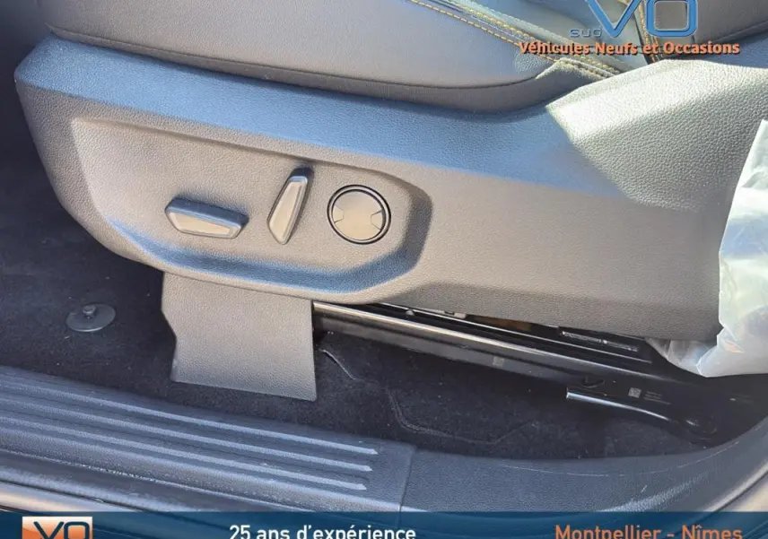 Réglages électriques du siège conducteur du Ford Ranger Wildtrak 2025, avec sellerie noire et surpiqûres jaunes.