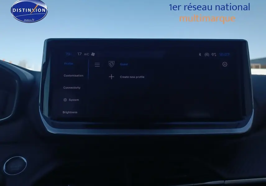 Écran tactile central allumé dans l’habitacle du Peugeot 2008 gris Artense, vue de face rapprochée.