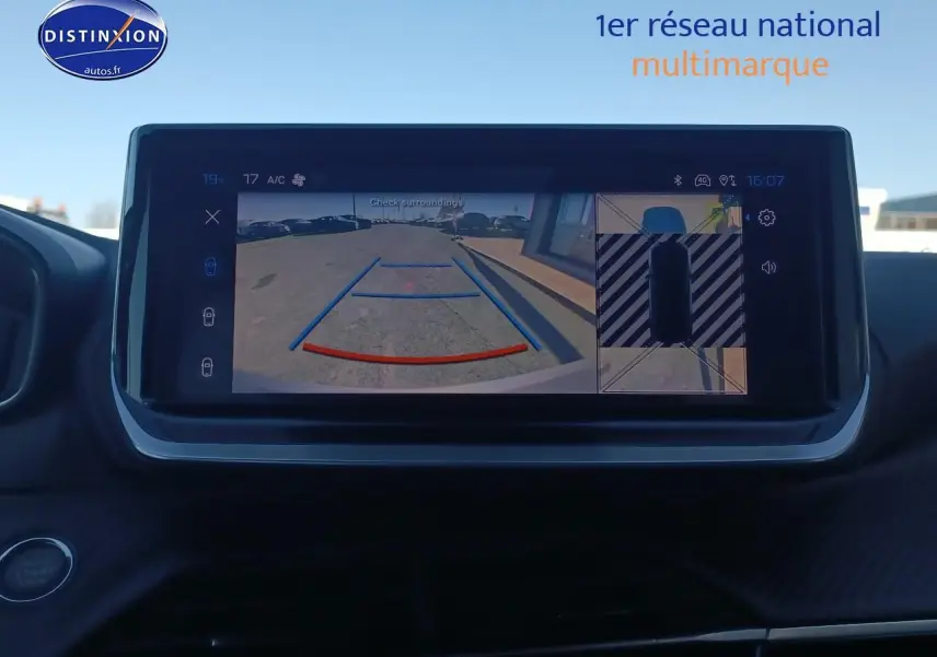 Écran tactile intérieur montrant la caméra de recul et l’aide au stationnement du Peugeot 2008 gris Artense.