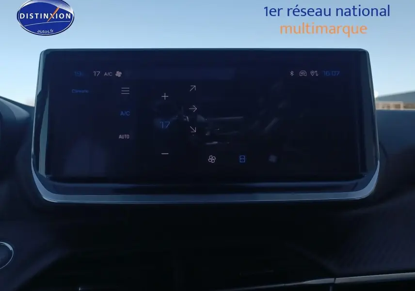 Vue frontale de l'écran tactile multifonction noir du tableau de bord du Peugeot 2008 gris artense 2025.