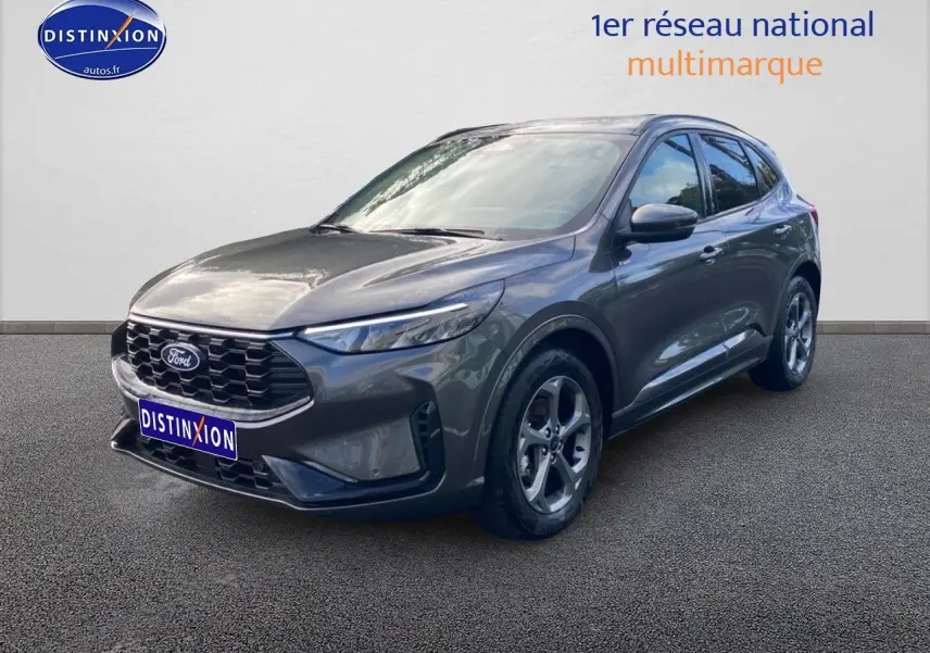 Ford Kuga gris métallisé vu en 3/4 avant droit avec calandre noire et jantes alliage cinq branches.
