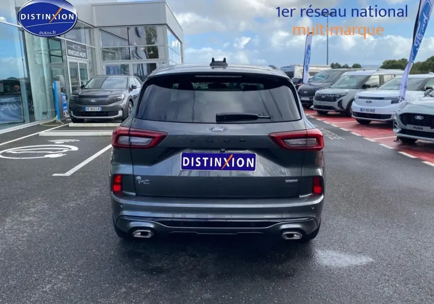 Vue arrière d'un Ford Kuga gris Magnetic Fashion Métallisée 2025 avec double sortie d'échappement et feux LED.