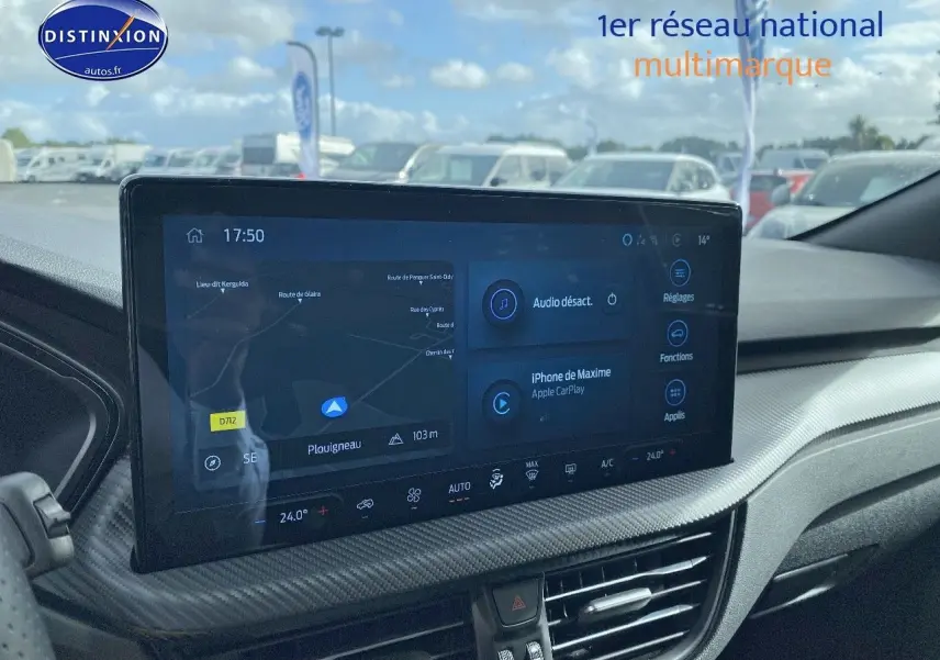 Vue intérieure du tableau de bord du Ford Kuga 2025, écran tactile multifonction avec navigation et commandes digitales.