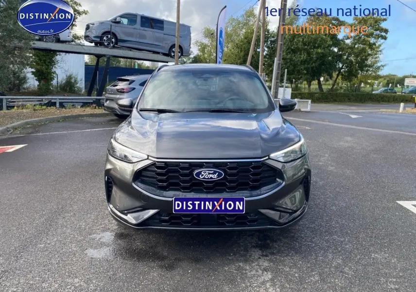 Vue frontale du Ford Kuga gris Magnetic Fashion Métallisée, mettant en valeur sa calandre hexagonale et ses phares LED.