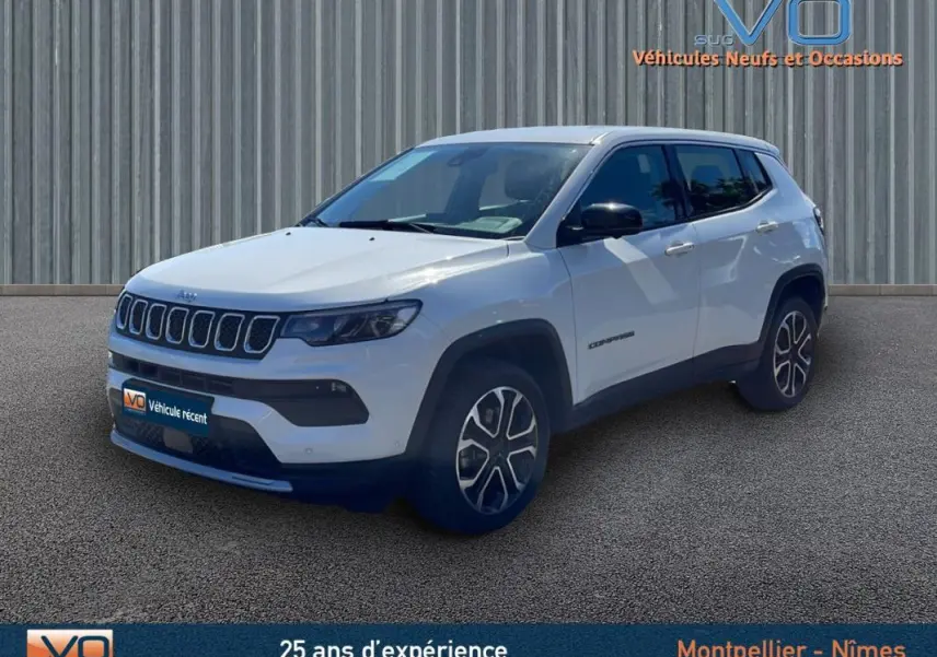 Jeep Compass blanc en 3/4 avant droit, avec jantes alliage 18 pouces et rétroviseurs noirs brillants.