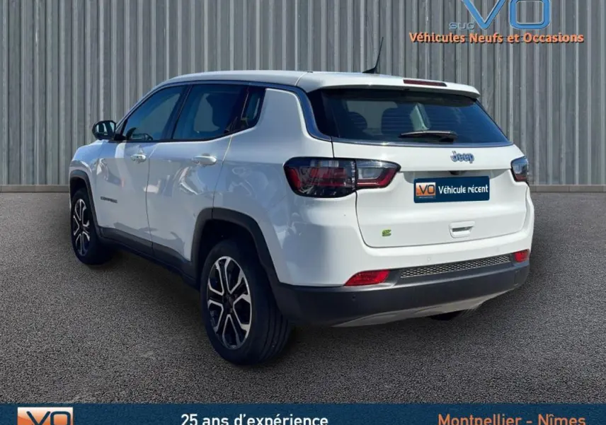 Vue 3/4 arrière droite du Jeep Compass blanc 2024 avec jantes alliage 18 pouces et feux LED distinctifs.