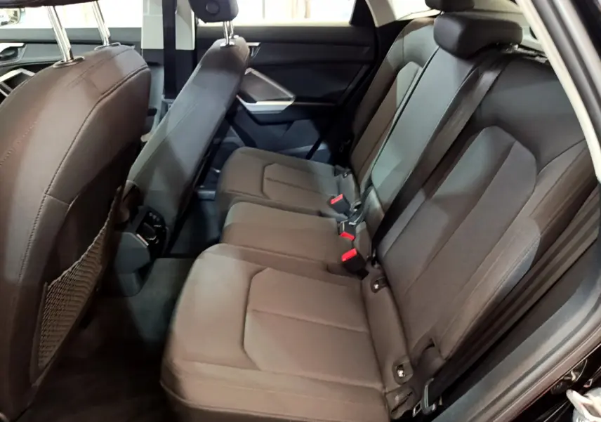 Vue côté droit de la banquette arrière noire de l'Audi Q3 Sportback 35 TFSI 150 MHEV 2021, sièges en tissu.