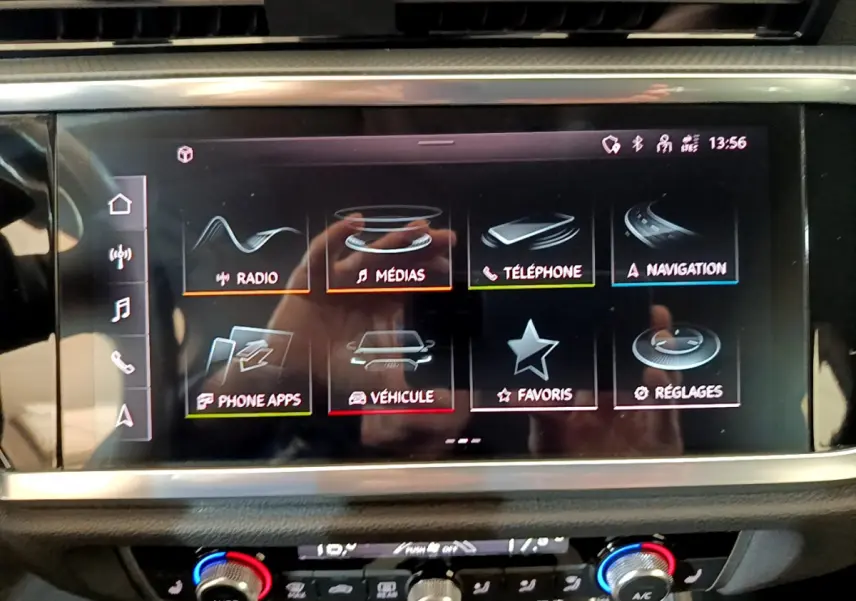Écran tactile central de l'Audi Q3 Sportback noir 2021 affichant le menu multimédia et navigation.