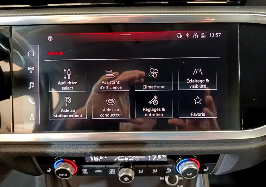 Écran tactile central de l'Audi Q3 Sportback 2021 affichant les options de conduite et climatisation, vue frontale rapprochée.
