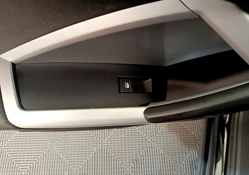 Gros plan sur la commande de verrouillage de porte côté conducteur de l'Audi Q3 Sportback noir 2021.