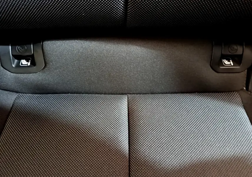 Gros plan sur la banquette arrière en tissu gris foncé de l'Audi Q3 Sportback 35 TFSI 2021 avec fixations Isofix visibles.