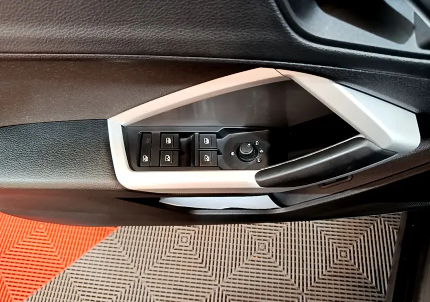 Panneau de commandes des vitres et rétroviseurs côté conducteur de l'Audi Q3 Sportback noir, intérieur moderne.