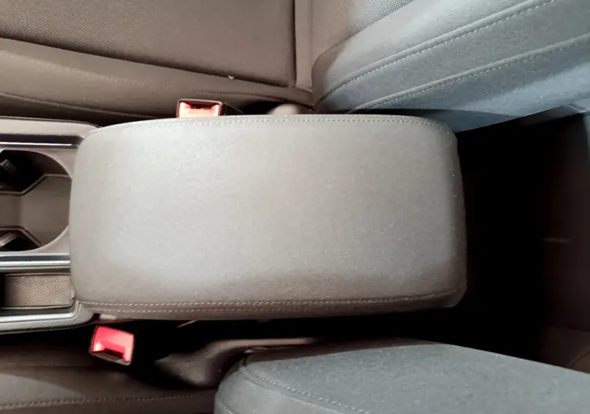 Vue plongeante sur l'accoudoir central gris entre les sièges avant de l'Audi Q3 Sportback 35 TFSI 2021.