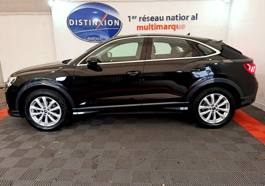Audi Q3 Sportback noir vu de profil côté gauche, avec lignes fluides et feux arrière LED distinctifs.