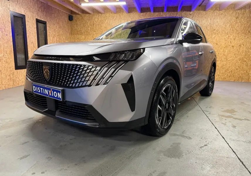 Peugeot 3008 1.2 Hybrid 136 Allure gris en 3/4 avant droit, avec calandre noire et jantes alliage distinctives.