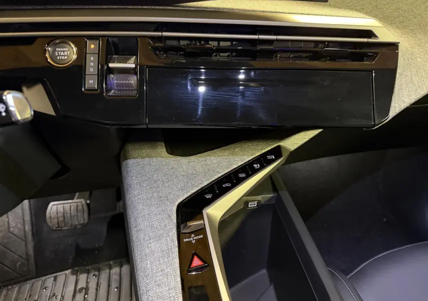 Vue intérieure du tableau de bord et console centrale du Peugeot 3008 gris, avec démarrage sans clé et commandes tactiles.