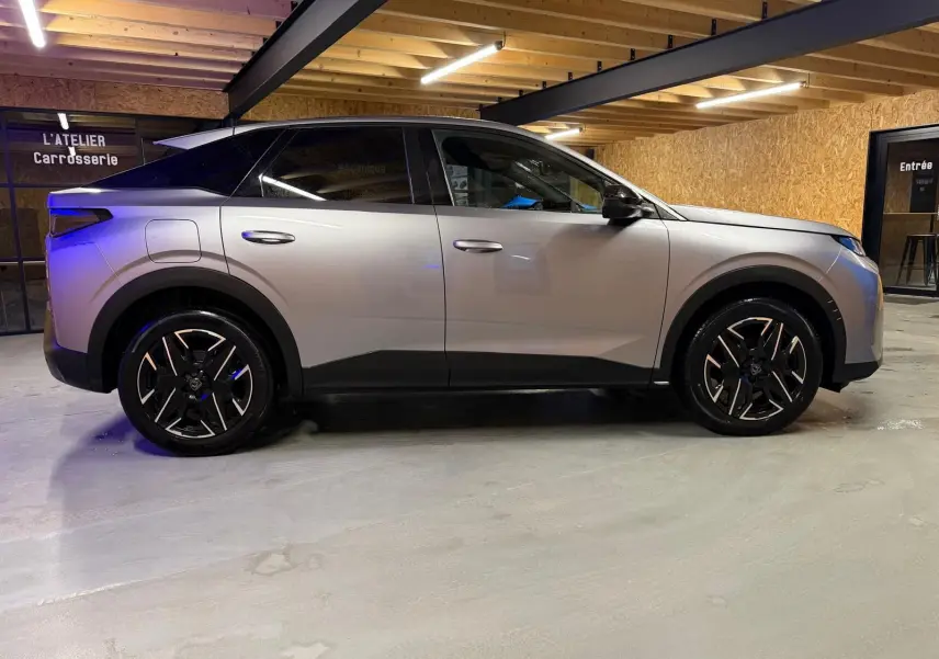 Peugeot 3008 1.2 Hybrid 136 Allure gris en vue de profil côté gauche, roues alliage noires, intérieur sombre visible.