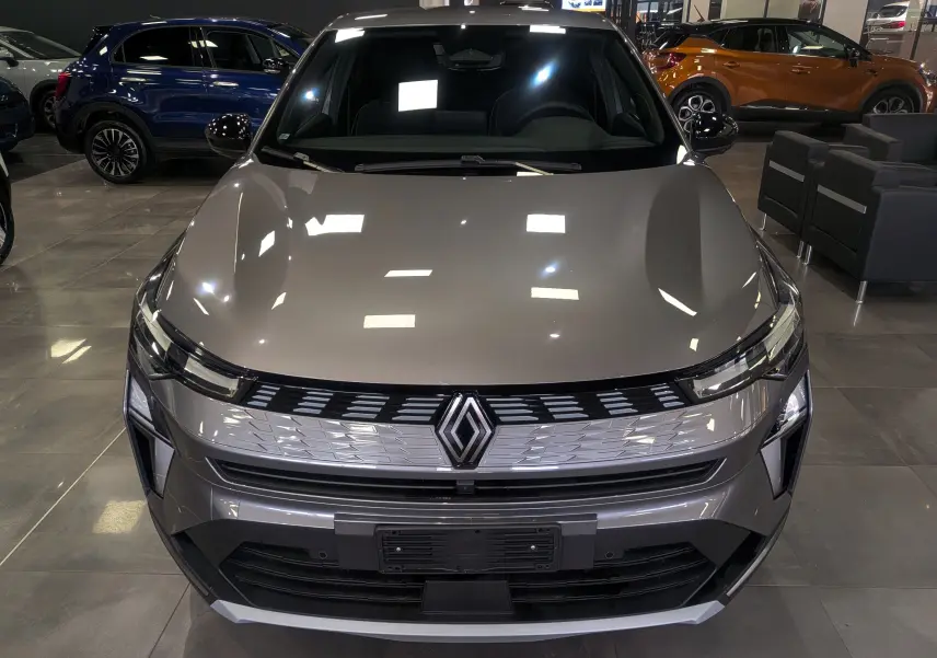 Vue avant rapprochée du Renault SYMBIOZ gris Cassiopé, soulignant sa calandre moderne et ses phares fins LED.