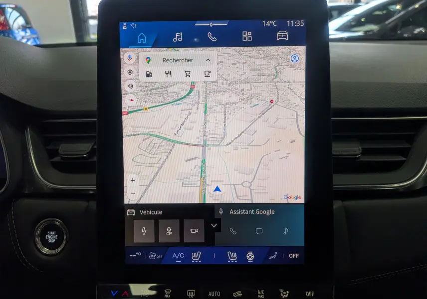 Écran tactile central affichant la navigation Google Maps dans l’habitacle du Renault Symbioz gris Cassiopé, vue frontale rapprochée.