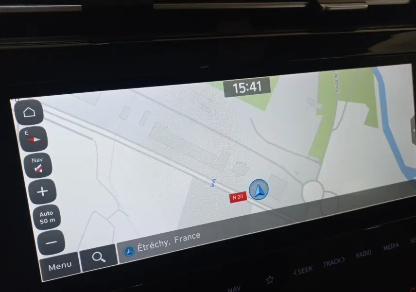 Écran tactile central du Hyundai Tucson 2023 affichant la navigation GPS sur fond clair, vue rapprochée intérieure.