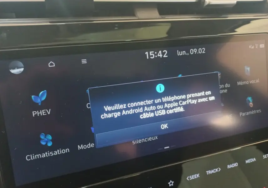 Écran tactile central du Hyundai Tucson gris foncé, affichant un message de connexion Android Auto/Apple CarPlay.