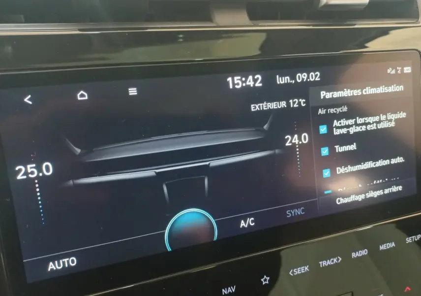 Écran tactile central du Hyundai Tucson 2023 affichant les paramètres de climatisation et la température extérieure à 12°C.