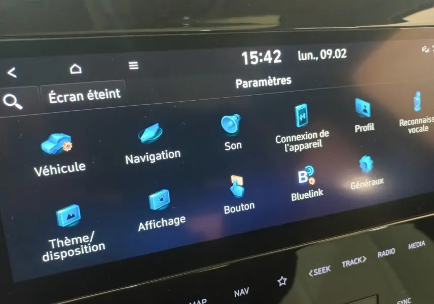 Écran tactile central du tableau de bord du Hyundai Tucson gris foncé, affichant le menu des paramètres.