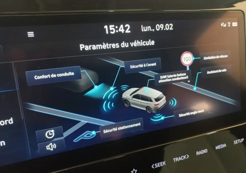 Écran tactile intérieur montrant les paramètres de sécurité du véhicule Hyundai Tucson hybride rechargeable 2023.