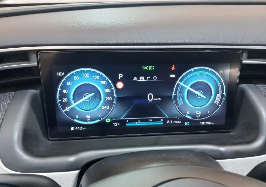 Affichage numérique du tableau de bord du Hyundai Tucson 2023, montrant vitesse, autonomie et indicateurs hybrides.
