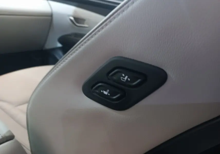 Détail des commandes de réglage électrique des sièges en cuir beige à l'intérieur du Hyundai Tucson 2023.