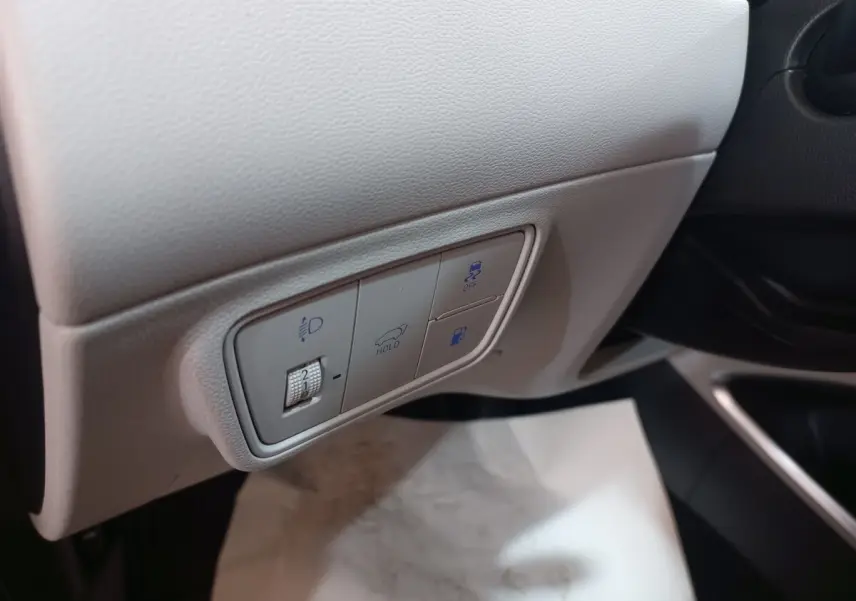 Gros plan sur les commandes grises côté gauche du tableau de bord du Hyundai Tucson 2023 hybride rechargeable.