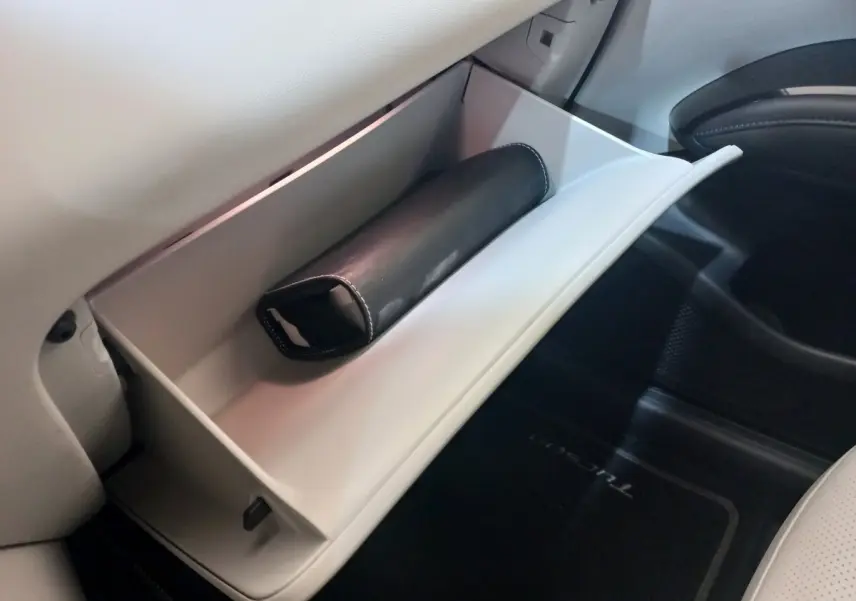 Gant de boîte à gants gris clair ouvert côté passager du Hyundai Tucson 2023 avec housse noire à l'intérieur.