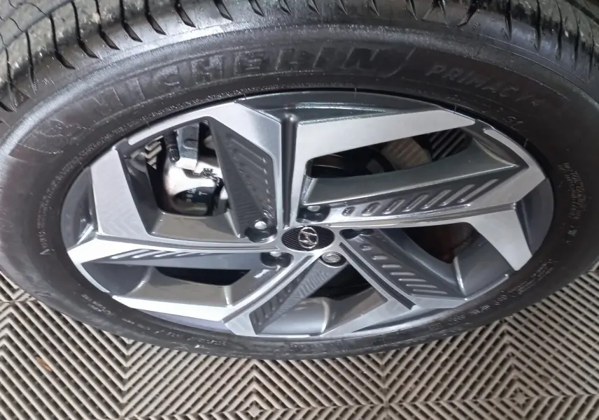 Gros plan sur la jante alliage gris et noir du Hyundai Tucson 2023, avec logo Hyundai au centre.