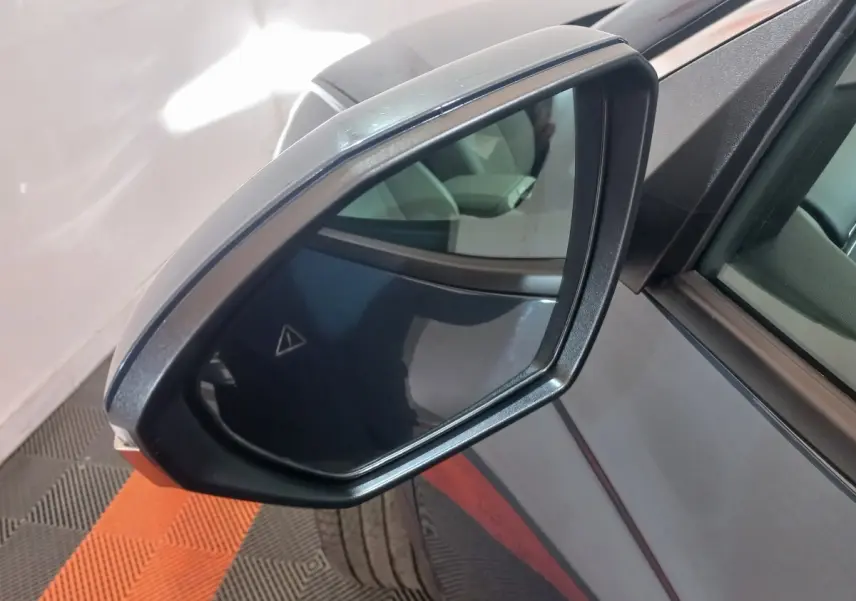 Rétroviseur côté droit gris foncé du Hyundai Tucson 2023, avec angle mort et reflet intérieur visible.