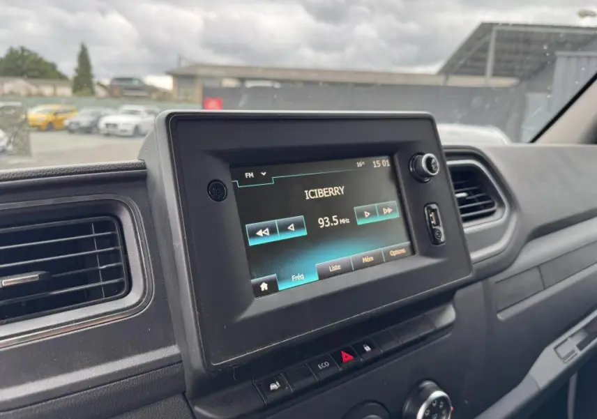 Écran tactile central du tableau de bord du Renault Master 2022 affichant la radio FM sur fond gris intérieur.