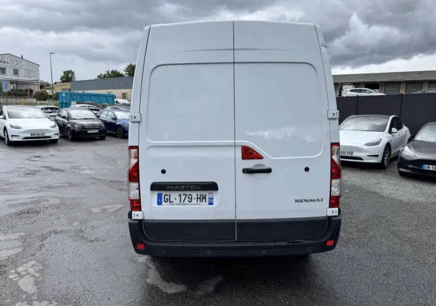 Vue arrière d'un Renault Master blanc avec portes arrière tôlées et plaque d'immatriculation française visible.