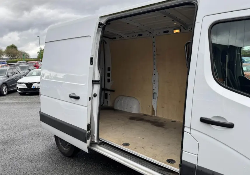 Vue latérale droite d'un Renault Master blanc 2022 avec porte coulissante ouverte montrant l'espace de chargement vide.