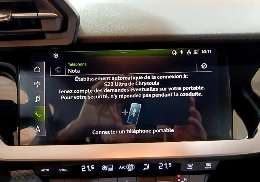 Écran tactile central de l'Audi A3 35 TFSI bleu, affichant la connexion Bluetooth pour téléphone portable.