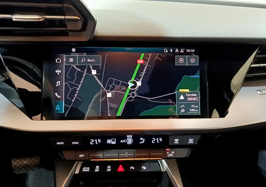 Écran tactile central affichant la navigation dans l'Audi A3 35 TFSI 150 MHEV Business Line 2023.